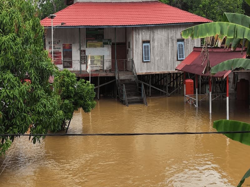 banjir di kampung Muara Kalaq: Gambar terkait berita