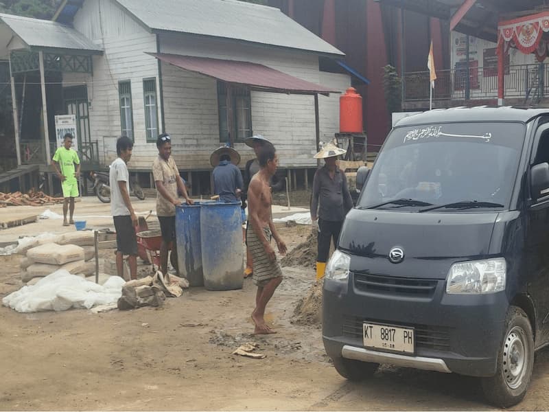 Pengecoran Halaman Kampung Muara Kalaq: Gambar terkait berita